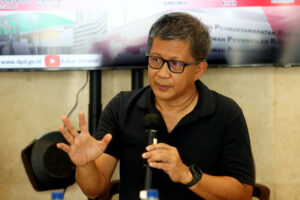 Rocky Gerung: Tambang Migas, Tambang Emas, dan Tambang Batubara Dikuasai Asing. Dan Kita? Hanya Kebagian Tarik Tambang Setiap 17-an Rocky Gerung: Tambang Migas, Tambang Emas, dan Tambang Batubara Dikuasai Asing. Dan Kita? Hanya Kebagian Tarik Tambang Setiap 17-an