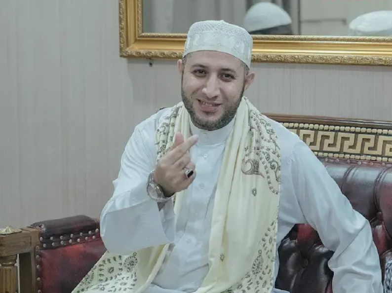 Kabur ke Mesir Usai Cabuli Santri, Pendakwah Ahmad Al Misry Resmi Masuk Daftar Red Notice Interpol Kabur ke Mesir Usai Cabuli Santri, Pendakwah Ahmad Al Misry Resmi Masuk Daftar Red Notice Interpol