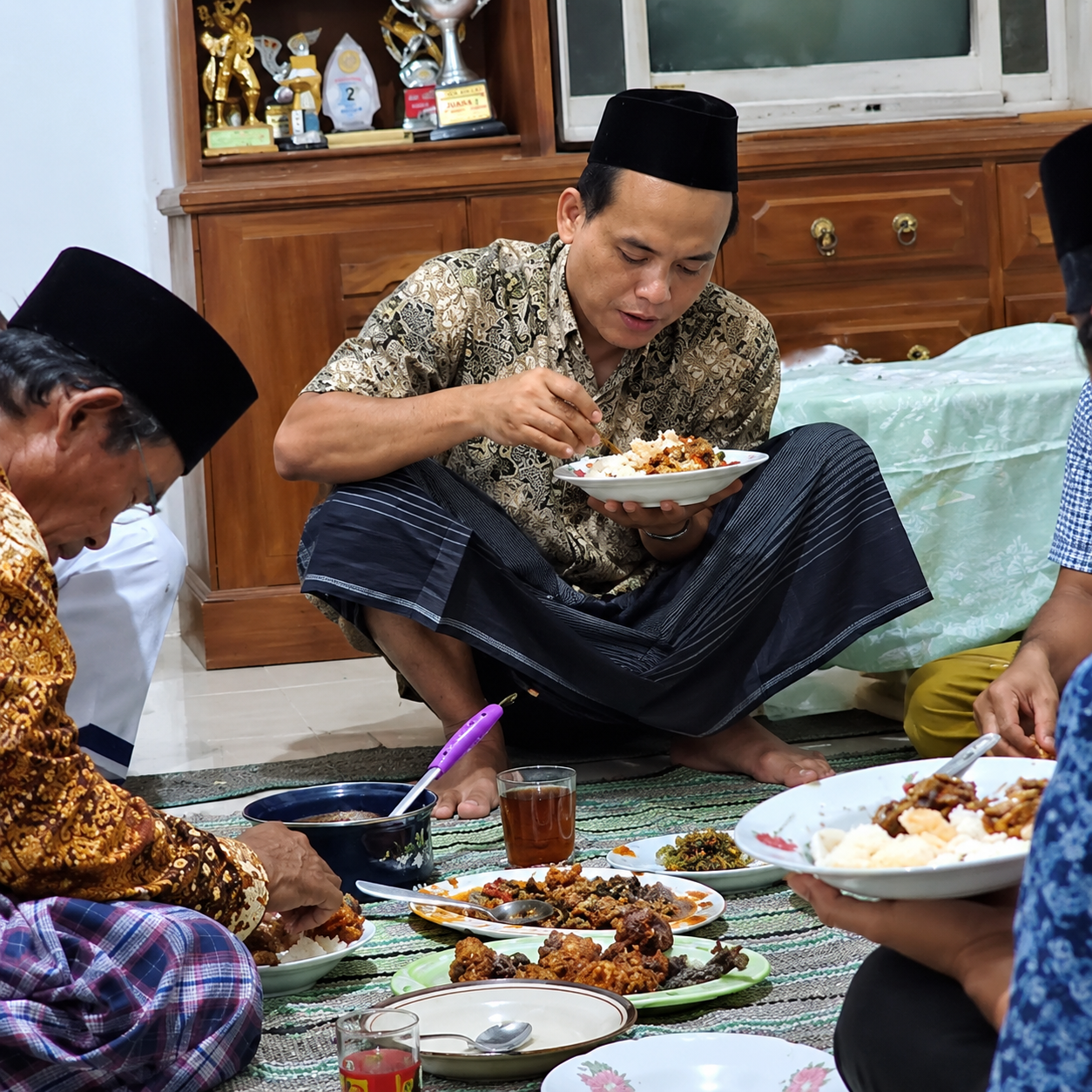 Kok Bisa Ya? Kita Lebih Mungkin Dicap Sesat Karena Gak Melaksanakan Tahlilan Ketimbang Gak Melaksanakan Sholat chatgpt image 17 sep 2026, 20.01.15