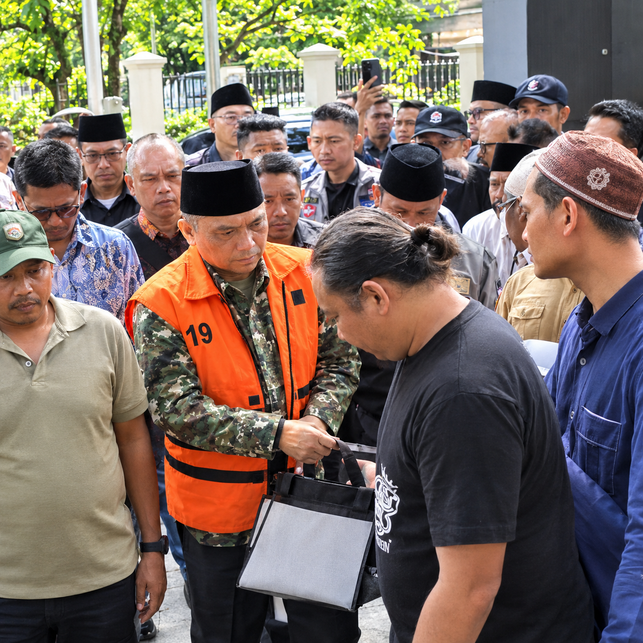 Keluar Dari Mobil Tahanan Dengan Tangan Diborgol, Gus Yaqut Disambut Selawatan dan Tangganya Diciumi