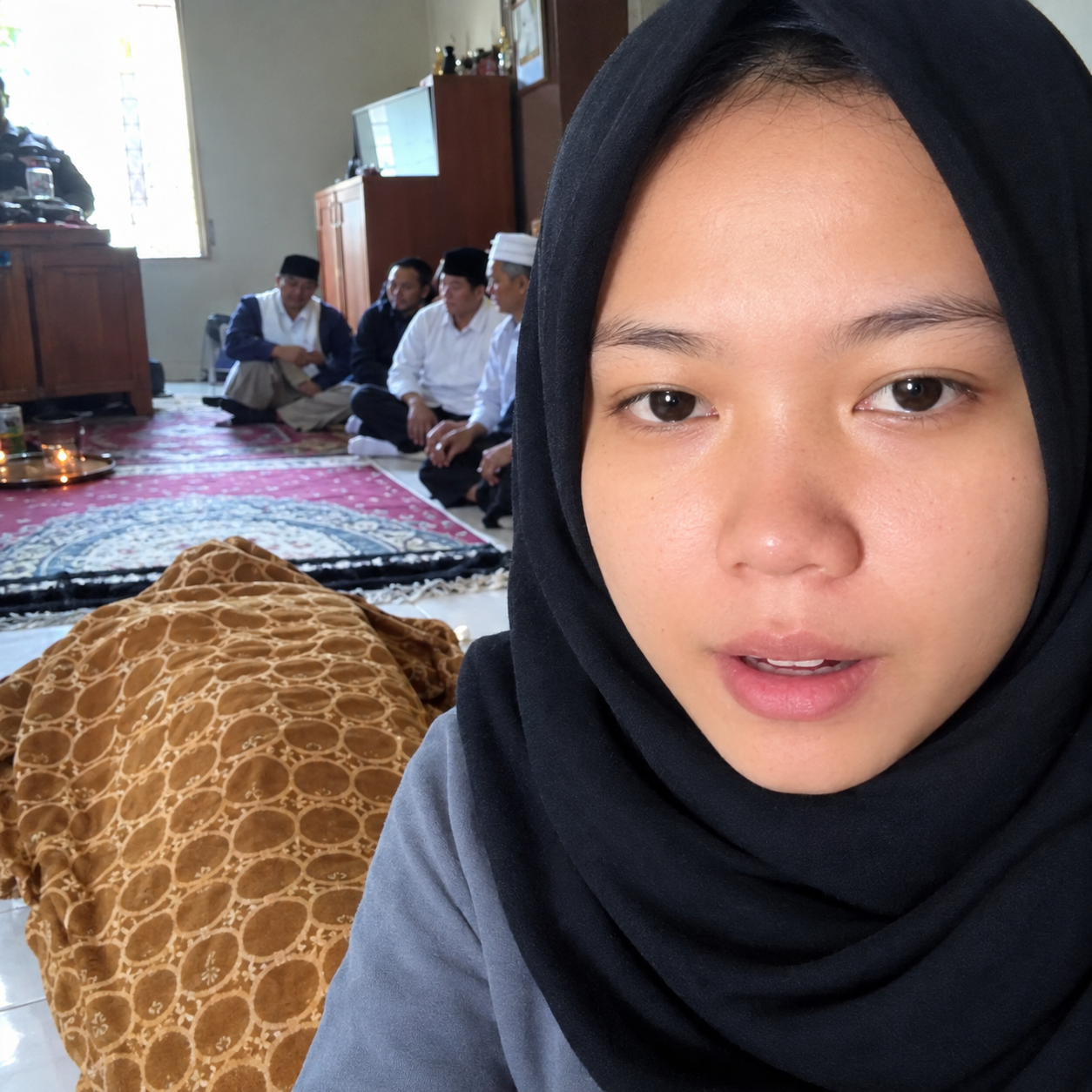 Sungguh Miris! Bukannya Berduka, Wanita ini Sempat-sempatnya Live Streaming di Pemakaman Suaminya, Berhadap Diberikan Gift chatgpt image sep 12, 2026, 11 12 27 pm