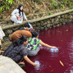 Heboh! Air Berubah Menjadi Merah dan Dianggap Keramat, Warga di Bogor Sibuk Ngambil Untuk Obat Heboh! Air Berubah Menjadi Merah dan Dianggap Keramat, Warga di Bogor Sibuk Ngambil Untuk Obat