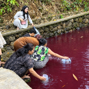 Heboh! Air Berubah Menjadi Merah dan Dianggap Keramat, Warga di Bogor Sibuk Ngambil Untuk Obat Heboh! Air Berubah Menjadi Merah dan Dianggap Keramat, Warga di Bogor Sibuk Ngambil Untuk Obat
