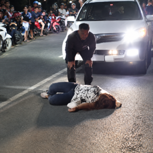 Ngambek Gak Dibelikan Iphone Oleh Pacarnya, Cewek ini Tiduran di Tengah Jalan dan Picu Kemacetan Ngambek Gak Dibelikan Iphone Oleh Pacarnya, Cewek ini Tiduran di Tengah Jalan dan Picu Kemacetan