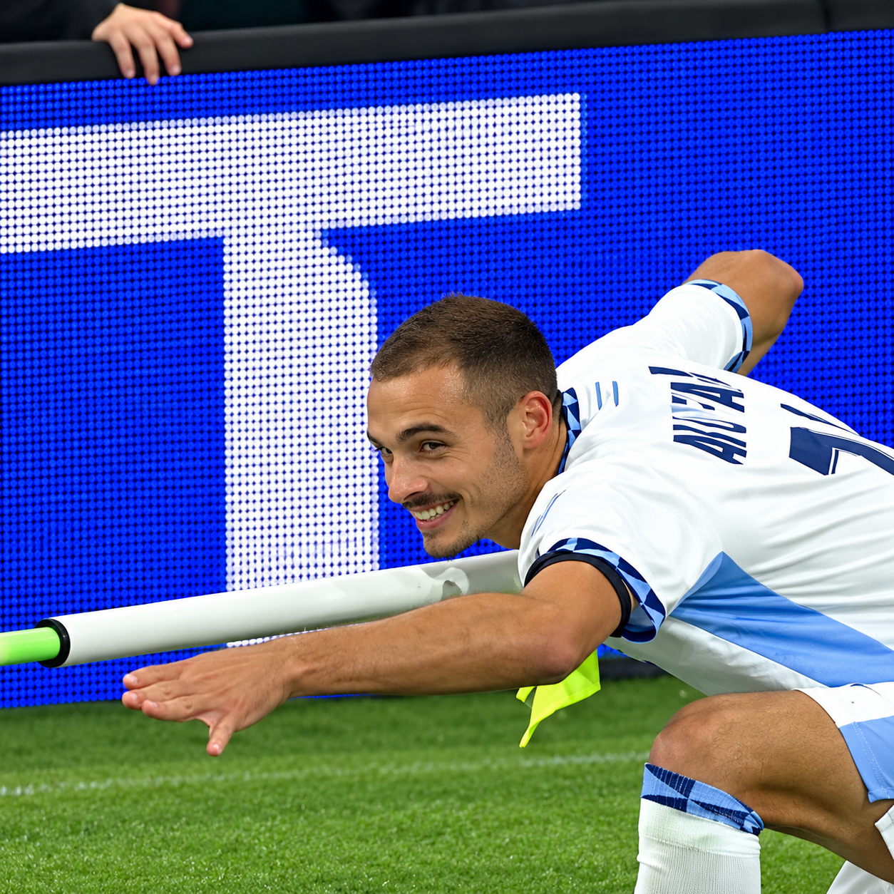 Selebrasi Gol Dengan Gestur Menembak, Pemain Israel Langsung Diusir Wasit Dengan Kartu Merah Selebrasi Gol Dengan Gestur Menembak, Pemain Israel Langsung Diusir Wasit Dengan Kartu Merah