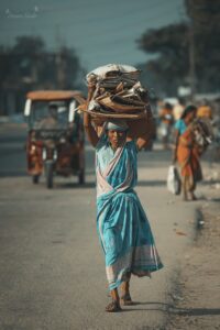 Riset: Hampir 50% Pekerja Wanita di Indonesia Menjadi Tulang Punggung Keluarga Riset: Hampir 50% Pekerja Wanita di Indonesia Menjadi Tulang Punggung Keluarga
