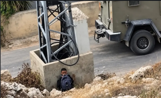 Potret Ketakutan Seorang Anak Palestina Saat Melihat Kendaraan Militer Israel Potret Ketakutan Seorang Anak Palestina Saat Melihat Kendaraan Militer Israel
