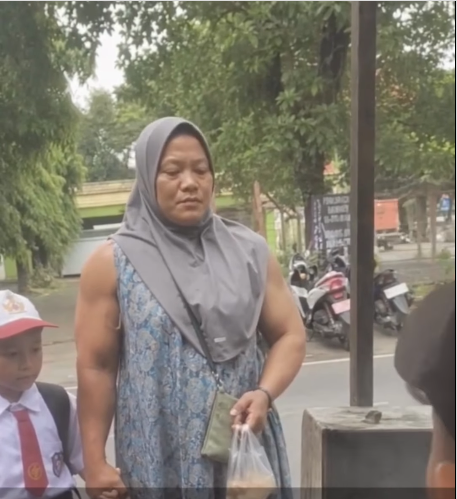 Bikin Syok! Viral Video “Emak-Emak” Berotot Kekar Gandeng Anak SD, Netizen Sebut: “Real Penguasa Bumi” image (4)