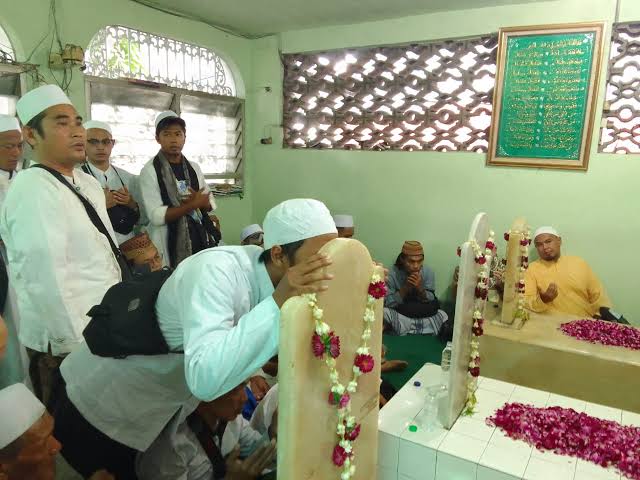 Imam Asy-Syafi’i Saja Takut Manusia Mengagungkan Kuburnya, Lalu Mengapa Ada yang Menjadikan Kuburan Sebagai Tempat Ibadah? Imam Asy-Syafi’i Saja Takut Manusia Mengagungkan Kuburnya, Lalu Mengapa Ada yang Menjadikan Kuburan Sebagai Tempat Ibadah?