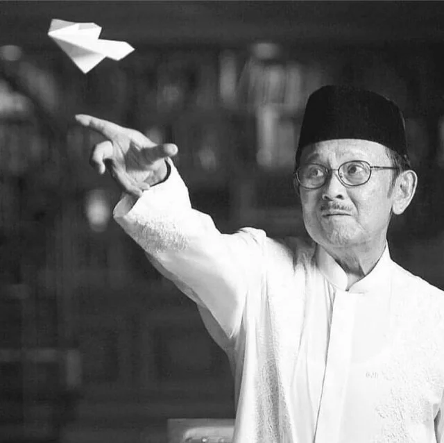 Polemik Ijazah Wapres Gibran, Politisi PSI Sigit Widodo Sebut Mantan Presiden BJ Habibie Pun Tak Punya Ijazah Sarjana Polemik Ijazah Wapres Gibran, Politisi PSI Sigit Widodo Sebut Mantan Presiden BJ Habibie Pun Tak Punya Ijazah Sarjana