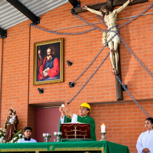 Antisipasi Patung Yesus Jatuh dan Menimpa Pendeta Seperti di Ekuador, Gereja Ini Ikat Patung Yesus Dengan Rantai