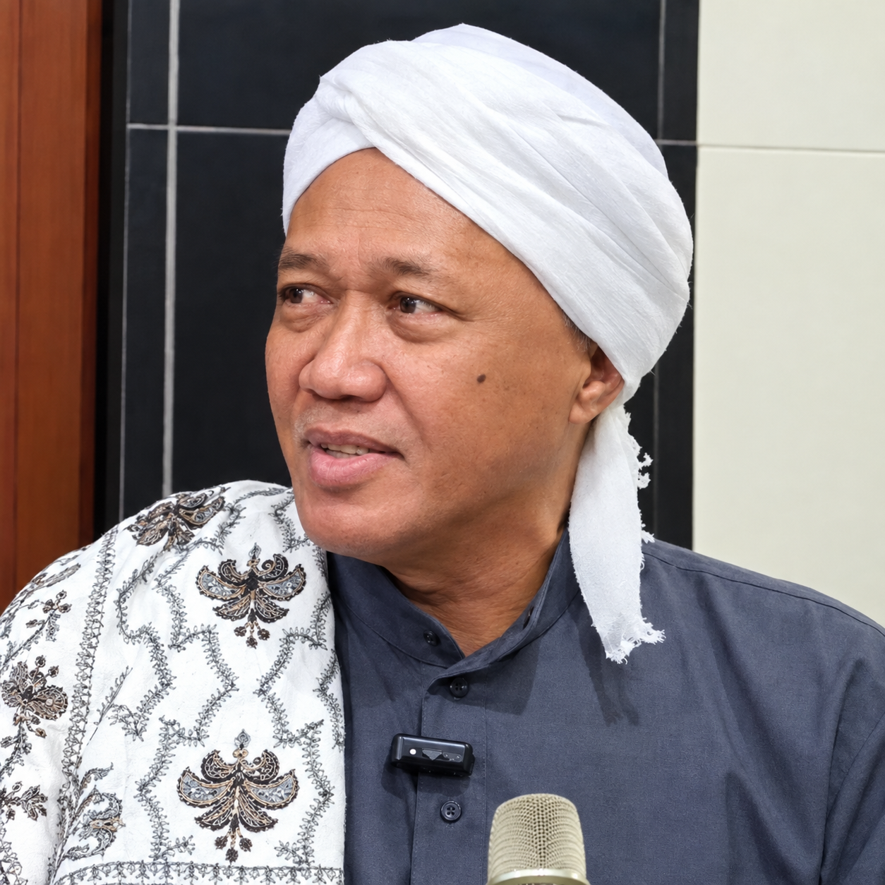potret pria berbusana tradisional berbicara