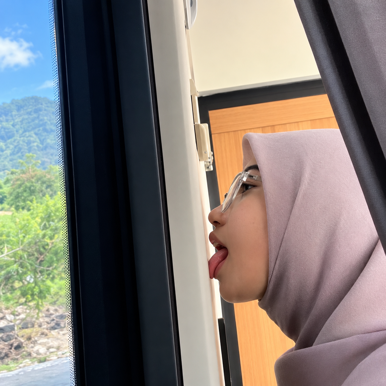 potret profil ceria di jendela