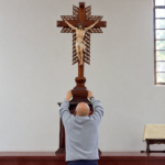 Insiden Serupa Terjadi Kembali! Salib Patung Raksasa Yesus Jatuh Menimpa Seorang Pastur di Kolombia