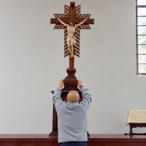 Insiden Serupa Terjadi Kembali! Salib Patung Raksasa Yesus Jatuh Menimpa Seorang Pastur di Kolombia