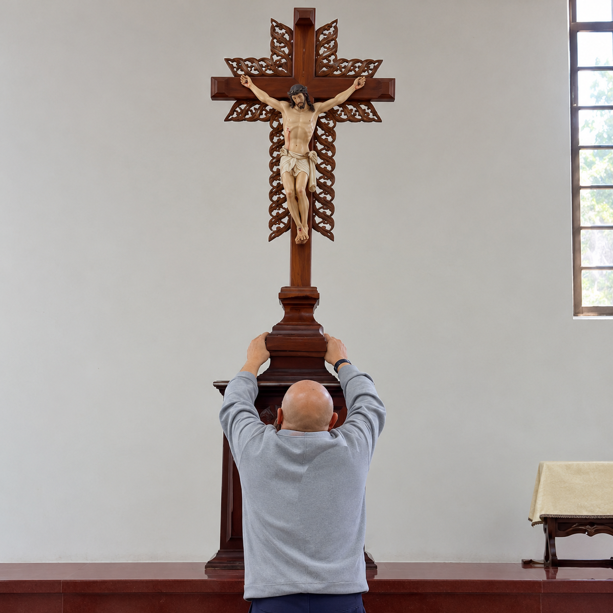 Insiden Serupa Terjadi Kembali! Salib Patung Raksasa Yesus Jatuh Menimpa Seorang Pastur di Kolombia