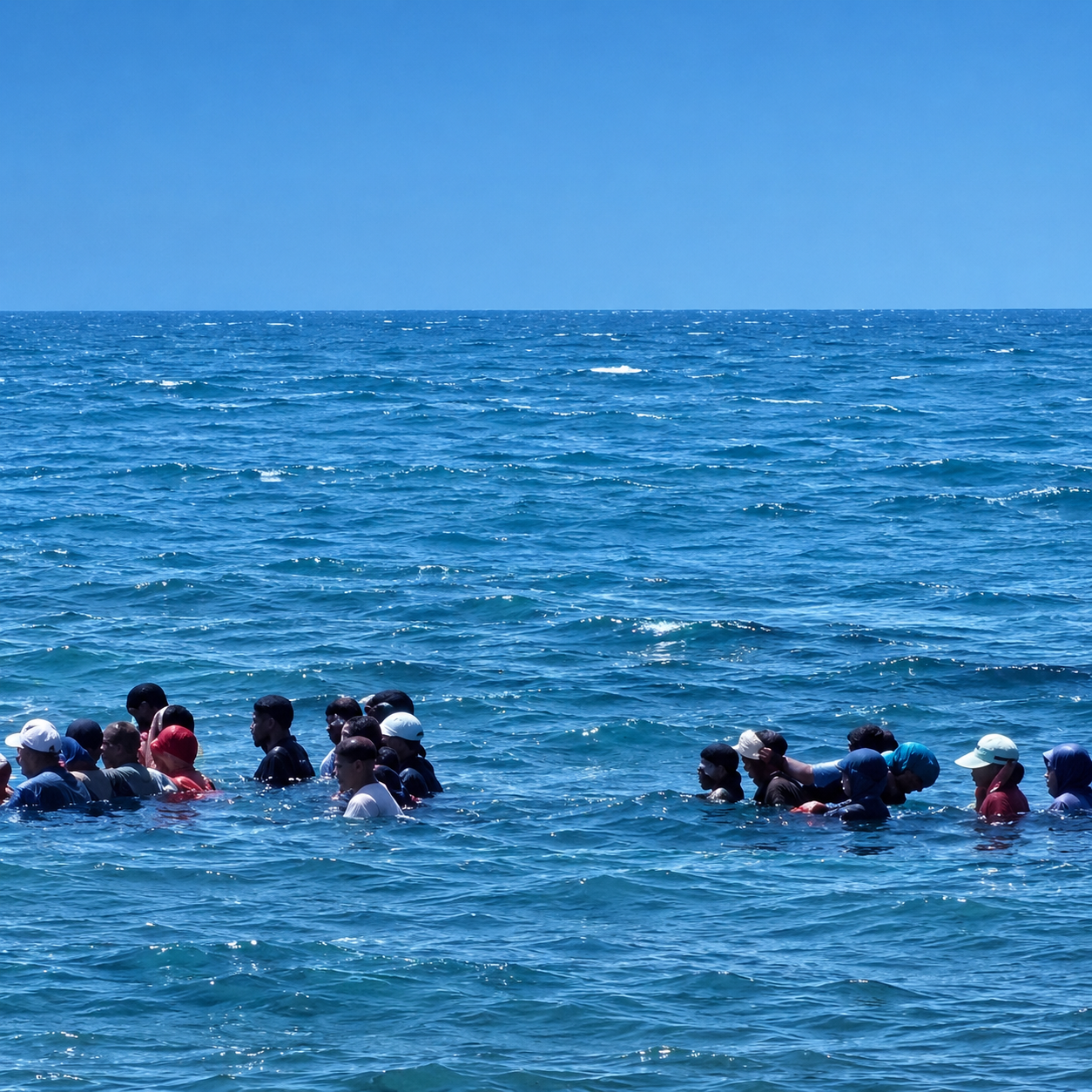 Sekumpulan Ibu-ibu Melaksanakan Sholat Berjamaah di Tengah Laut