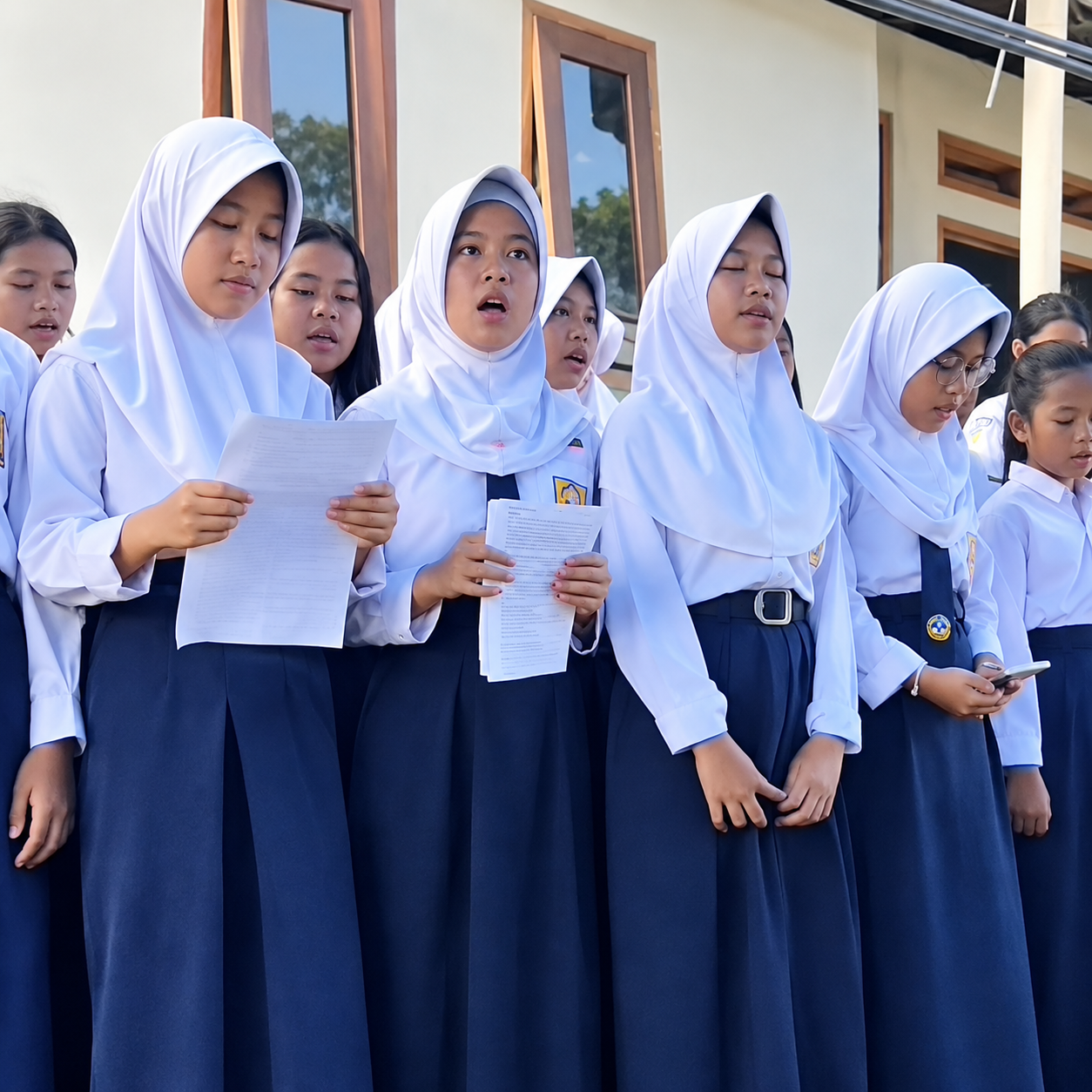 Siswi Berhijab Bernyanyi Di Halaman Sekolah