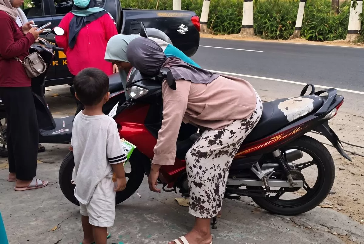 Memilukan! Seorang Ibu Meninggal di Motor Saat Hendak Beli Obat, Anaknya Temani di Pinggir Jalan whatsapp image 2026 10 20 at 065733 1 1148741169