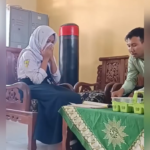 Miris! Murid SMP Ini Gak Bisa Baca Sampai Harus Diajari Gurunya Dengan Cara Didiktein Kata Per Kata Miris! Murid SMP Ini Gak Bisa Baca Sampai Harus Diajari Gurunya Dengan Cara Didiktein Kata Per Kata