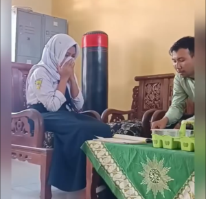 Miris! Murid SMP Ini Gak Bisa Baca Sampai Harus Diajari Gurunya Dengan Cara Didiktein Kata Per Kata Miris! Murid SMP Ini Gak Bisa Baca Sampai Harus Diajari Gurunya Dengan Cara Didiktein Kata Per Kata