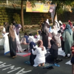 Netizen Papua Nugini Mengaku Kaget Dengan Kelakuan Orang Indonesia: Sholat di Jalan Raya Boleh, Sedangkan Ibadah Dalam Gedung Gereja Dibubarkan