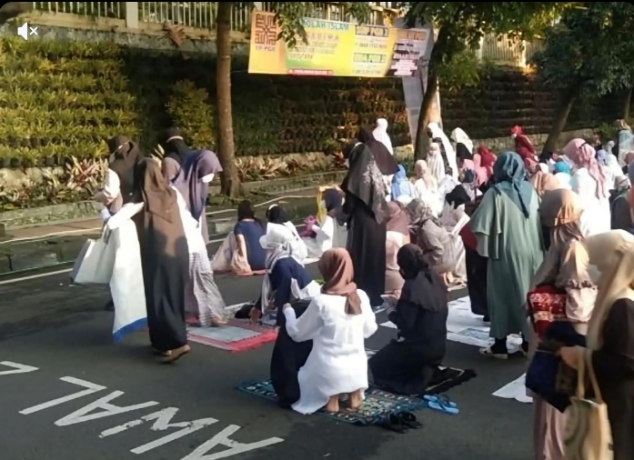 Netizen Papua Nugini Mengaku Kaget Dengan Kelakuan Orang Indonesia: Sholat di Jalan Raya Boleh, Sedangkan Ibadah Dalam Gedung Gereja Dibubarkan