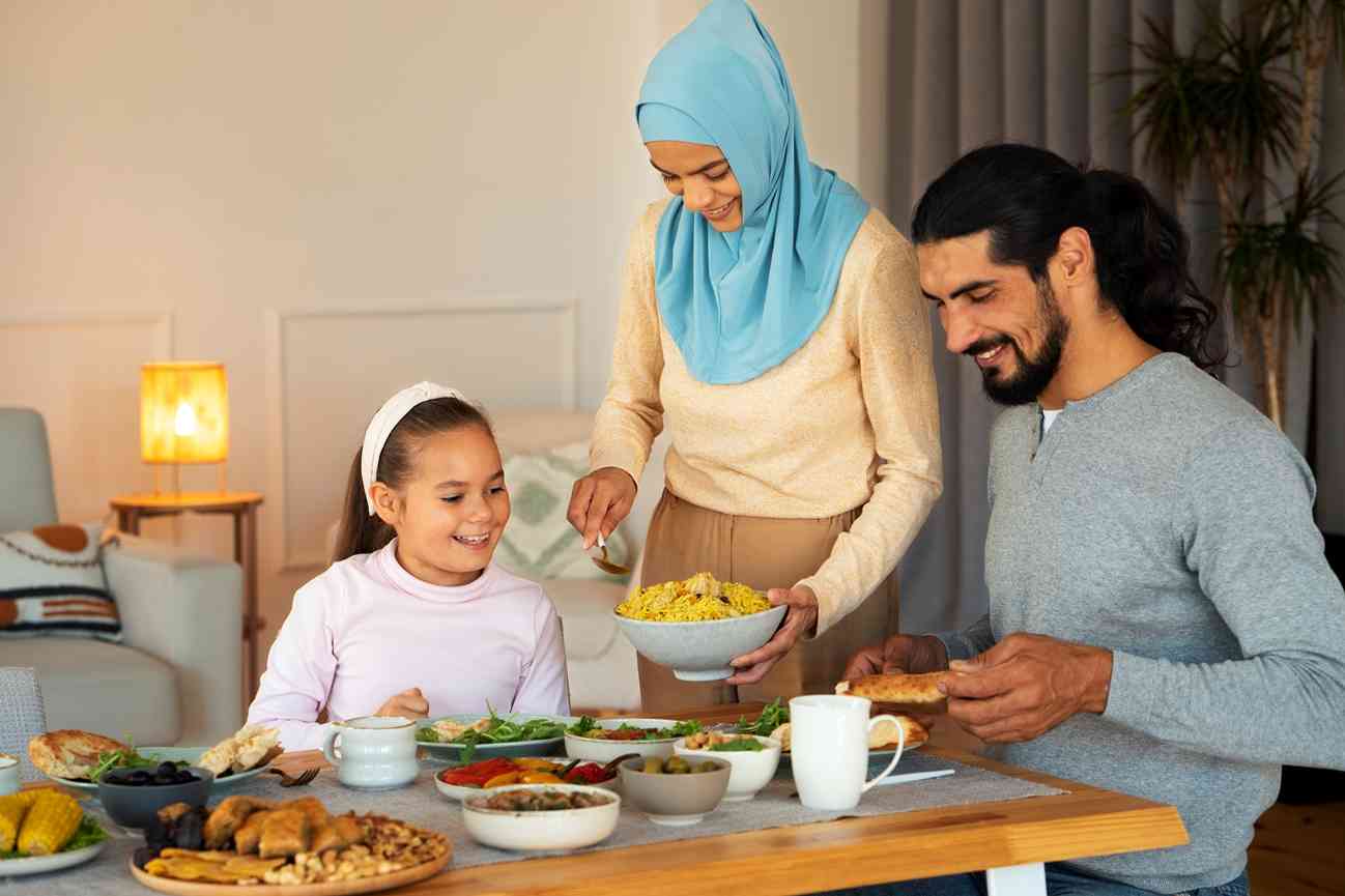 Istri yang Mengambilkan Nasi ke Suaminya, Menuangkan Air Minum dan Menemani Makan Sampai Selesai Walaupun ia Tidak Ikut Makan, Ia Bukan Istri, Tapi Seorang Bidadari