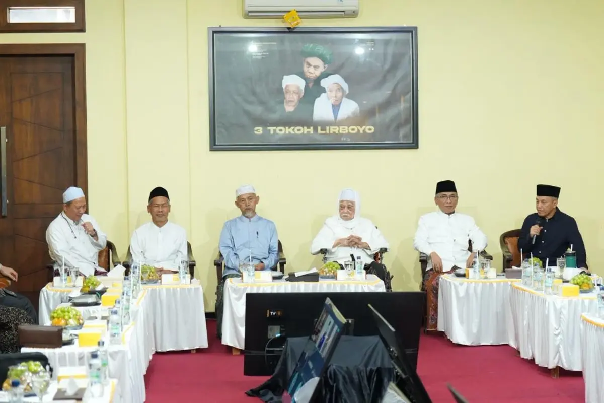 36 Kyai Sepuh Se-Jawa Berkumpul, Minta Prabowo Beri Abolisi dan Menghentikan Proses Hukum Kasus Dugaan Korupsi Kuota Haji kiai sepuh berkumpul di pondok pesantren lirboyo kota kediri jawa timur rabu 211 j8i9mk1v